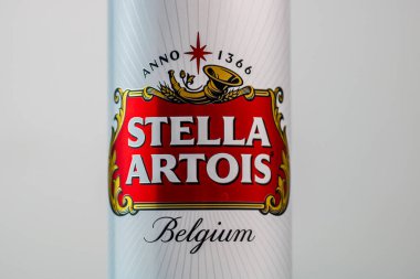 Harika Belçika birası, Stella Artois. Belçika birası birası kutusu. Romanya, Bükreş 'te stüdyo fotoğraf çekimi, 2020