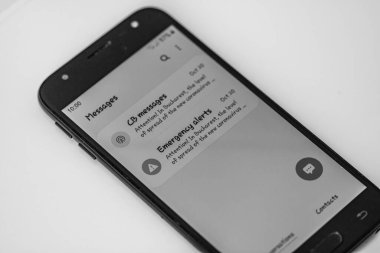 Akıllı telefondan acil durum uyarısı, yetkililer Bükreş, Romanya, 2020 'de tedbirler ve yönetmeliklerle alarm durumu ilan ettiler.