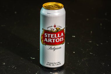 Harika Belçika birası, Stella Artois. Belçika birası birası kutusu. Romanya, Bükreş 'te stüdyo fotoğraf çekimi, 2020
