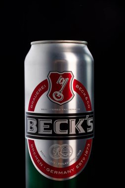 Beck 'in birası siyah arka planda izole edilmiş. Bükreş, Romanya, 2020