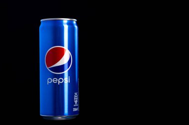 Siyah arka planda klasik Pepsi kutusunun editör fotoğrafı. Stüdyo çekimi Bükreş, Romanya, 2021