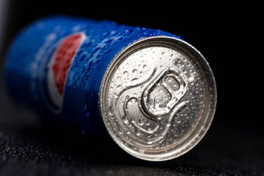 Pepsi kutusunun siyah arka plandaki su damlacıklarıyla çekilmiş resmi. Stüdyo çekimi Bükreş, Romanya, 2021