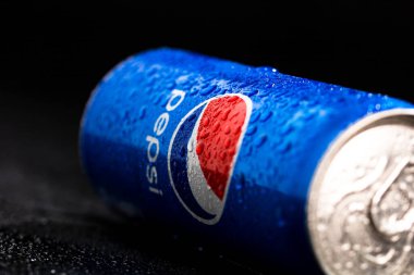 Pepsi kutusunun siyah arka plandaki su damlacıklarıyla çekilmiş resmi. Stüdyo çekimi Bükreş, Romanya, 2021