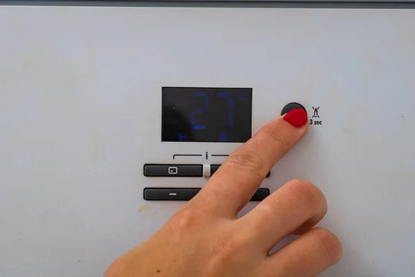 Женская Рука Пытается Выключить Включить Центральное Отопление Комнате Женские Руки — стоковое фото