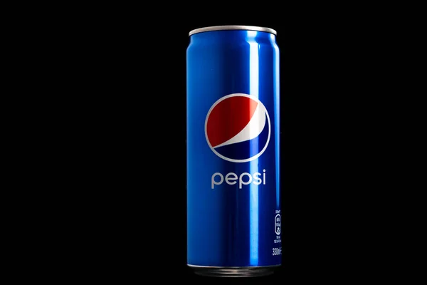 Редакционная Фотография Классической Банки Pepsi Черном Фоне Студия Бухаресте Румыния — стоковое фото