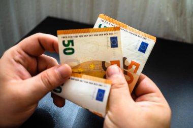 Adam para sayıyor, Euro'yu yakın sayarak