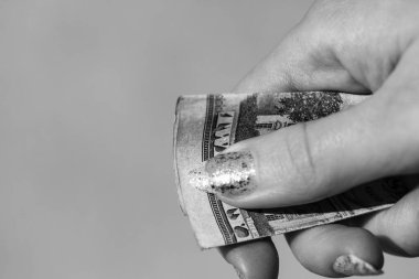 Eller rüşvet ya da bahşiş gibi para veriyor. Bulanık bir arka planda Amerikan doları banknotları, Amerikan para birimi