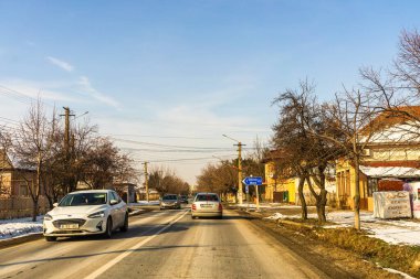 Kış mevsimi, araba manzarası ve karlı cadde Bükreş, Romanya, 2021 'de araba sürerken ön camdan içeri giriyor..