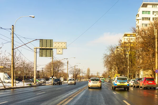 Транспортные Средства Видом Дорогу Через Лобовое Стекло Бухаресте Румыния 2021 — стоковое фото