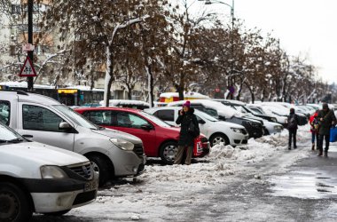 Romanya 'nın Bükreş kentinde sabah trafiğinde kış mevsimi ve buzlu arabalar yolda