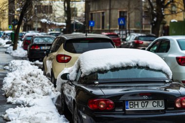 Romanya 'nın Bükreş kentinde sabah trafiğinde kış mevsimi ve buzlu arabalar yolda