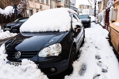 Sabahları arabalarda kar yağar. Kış mevsimi, buzlu arabalar. Kış konsepti: Romanya 'nın Bükreş kentinde donmuş arabalar, 2020