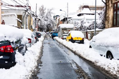 Sabahları arabalarda kar yağar. Kış mevsimi, buzlu arabalar. Kış konsepti: Romanya 'nın Bükreş kentinde donmuş arabalar, 2020