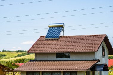 Solar su ısıtıcısı çatıda. Sıcak su için güneş paneli, çatıda sistem.