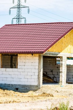 Yeni inşaat, kırsal alanda bitmemiş küçük bir ev..