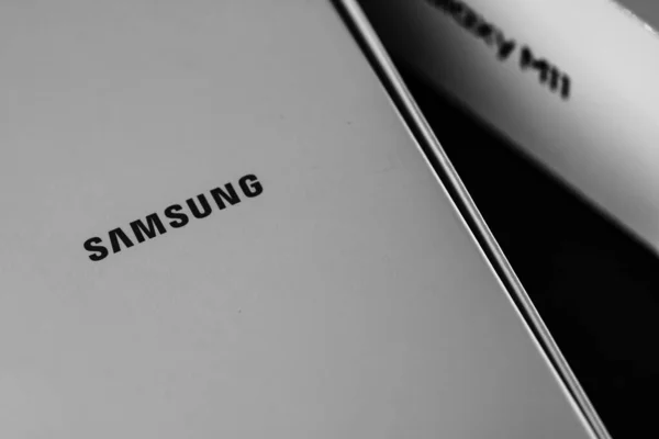 Samsung Galaxy akıllı telefon kulübesini kapatın. Yeni akıllı telefon konseptini açıyorum. Bükreş, Romanya, 2021