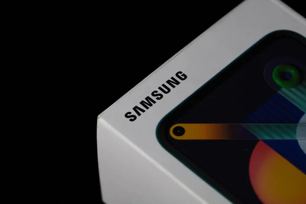 Zamknij Samsung Galaxy Smartphone Box Odpakowuję Nową Koncepcję Smartfona Bukareszt — Zdjęcie stockowe