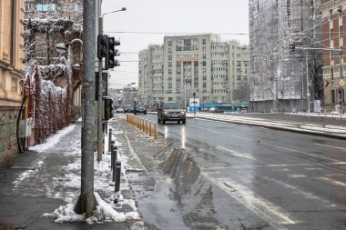 Sabahları arabalarda kar yağar. Kış mevsimi, buzlu arabalar. Kış konsepti: Romanya 'nın Bükreş kentinde donmuş arabalar, 2021
