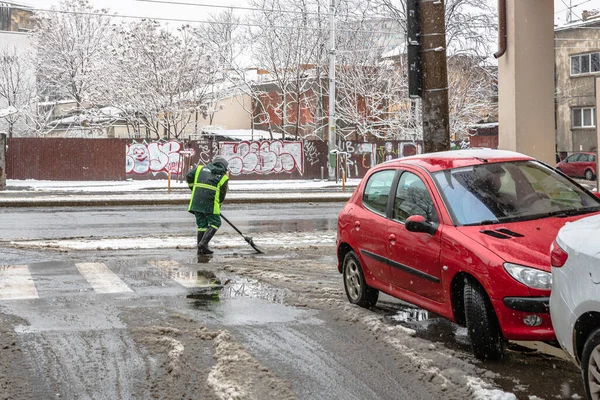 Śnieg Pracownik Czyszczący Śnieżną Drogę Bukareszcie Rumunia 2021 — Zdjęcie stockowe