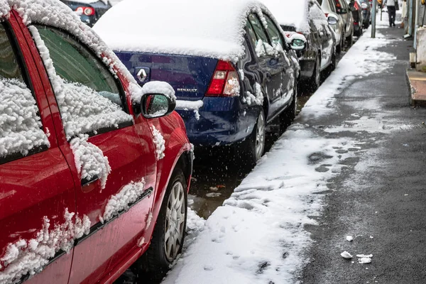 Sabahları Arabalarda Kar Yağar Kış Mevsimi Buzlu Arabalar Kış Konsepti — Stok fotoğraf