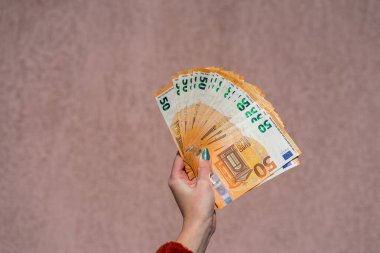Avro parası ya da para verme hayranıyla el ele tutuşmak. Dünya para kavramı, 50 EURO banknotları EUR izole para birimi. Zengin iş adamları kavramı, para biriktirmek ya da harcamak.