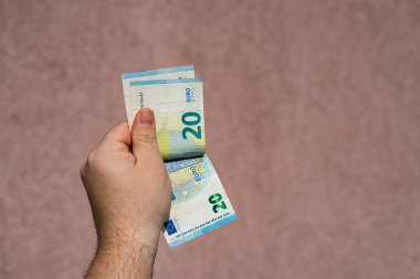 Avro parasını tutmak ve göstermek ya da para vermek. Dünya para kavramı, 20 EURO banknotları. Kopya alanı ile izole edilmiş para birimi. Zengin iş adamları kavramı, para biriktirmek ya da harcamak.