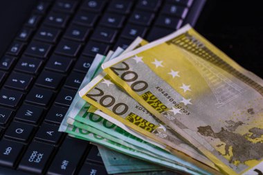 Klavyede Euro banknotları. Avro parası yığınına seçici odaklan.