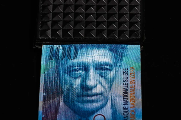 100 Franków Szwajcarskich Banknot Odizolowanym Czarnym Portfelu — Zdjęcie stockowe