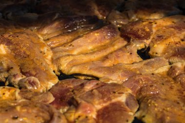 Kömür mangalında çiğ biftek. Kamp manzarası, lezzetli barbekü, yemek konsepti, ızgaradaki yemek ve ızgaradaki yemeğin ayrıntıları.