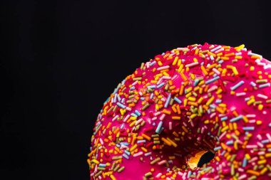 Pembe jöleli donut ve serpiştirilmiş serpiştirilmiş. Renkli çörekleri kapat.