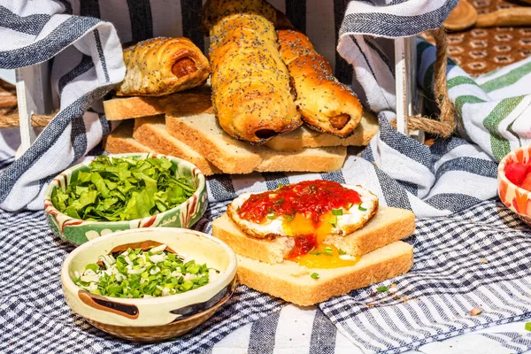 Composição Rústica Com Salsichas Rolos Ovo Frito Pão Torrado Tigelas — Fotografia de Stock