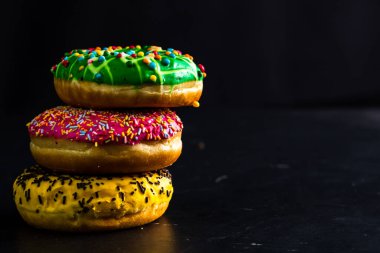 Şekerli donutlar izole edilmiş. Renkli donutları kapat.
