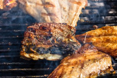 Kömür ızgarasında ızgara uskumru ve duman..