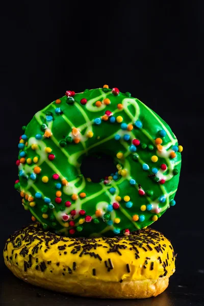 Застекленные Пончики Брызгами Изолированы Крупный План Красочных Пончиков — стоковое фото