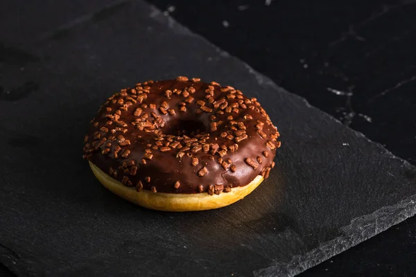 Donut Chocolate Com Lascas Chocolate Isoladas Close Delicioso Donut — Fotografia de Stock