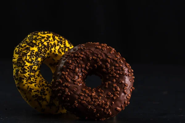 Donuts Glacés Avec Des Aspersions Isolées Gros Plan Beignets Colorés — Photo
