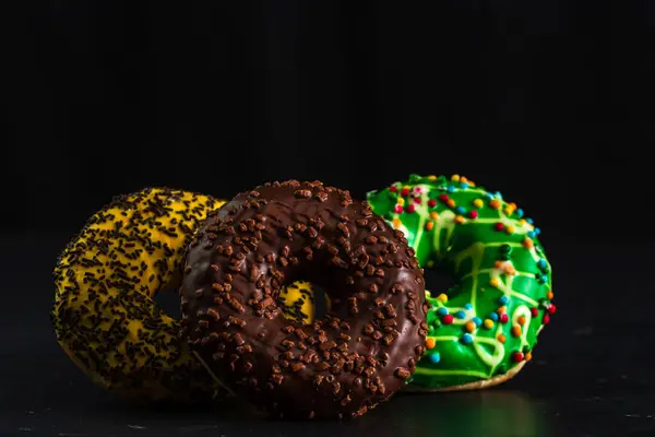 Donuts Vitrificados Com Polvilhas Isoladas Close Donuts Coloridos — Fotografia de Stock