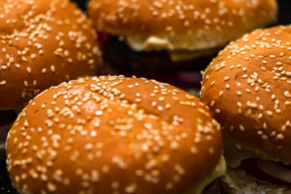 Ahşap Masada Taze Yapımı Lezzetli Hamburgerler — Stok fotoğraf
