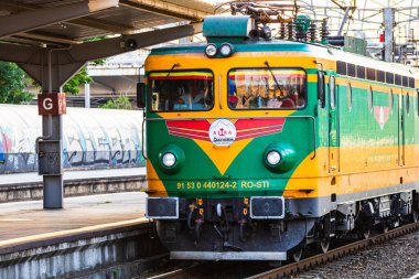 Bükreş, Romanya 'daki Bükreş Kuzey Tren İstasyonu' ndaki (Gara de Nord Bükreş) tren platformunda hareket halindeki tren detayları