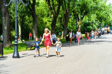 2020 yılında Romanya 'nın Bükreş kentindeki Mogosoaia kentinden insanlar park ve bahçelerde yürüyor, dinleniyor ve eğleniyorlar..