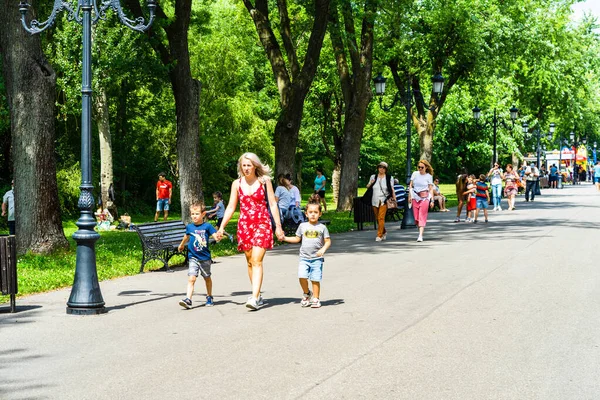 Osoby Spacerujące Relaksujące Bawiące Się Alejkach Parku Ogrodów Domeny Mogosoaia — Zdjęcie stockowe