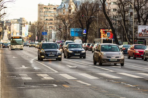 Şehrin şehir merkezinde trafik sıkışıklığında araba trafiği. Romanya 'nın başkenti Bükreş' te sabah ve akşam araba kirliliği, trafik sıkışıklığı
