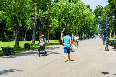 2020 yılında Romanya 'nın Bükreş kentindeki Mogosoaia kentinden insanlar park ve bahçelerde yürüyor, dinleniyor ve eğleniyorlar..