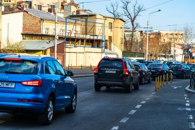 Şehrin şehir merkezinde trafik sıkışıklığında araba trafiği. Romanya 'nın başkenti Bükreş' te sabah ve akşam araba kirliliği, trafik sıkışıklığı