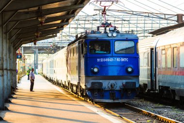 Bükreş, Romanya 'daki Bükreş Kuzey Tren İstasyonu' ndaki (Gara de Nord Bükreş) tren platformunda hareket halindeki tren detayları