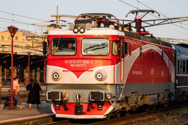 Bükreş, Romanya 'daki Bükreş Kuzey Tren İstasyonu' ndaki (Gara de Nord Bükreş) tren platformunda hareket halindeki tren detayları