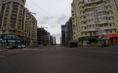 Coronavirüs salgınının yol açtığı değişimler ve komplikasyonlar kalabalığın olmadığı bir dünya, virüs sokakları boşaltıyor. Bükreş, Romanya, 2020 'de trafik sıkışıklığı, kirlilik yok, sokaklar bomboş.