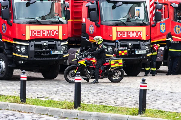 Rumænske Brandmænd Pompierii Motorcykel Parkeret Foran Indenrigsministeriet Bukarest Rumænien 2020 - Stock-foto