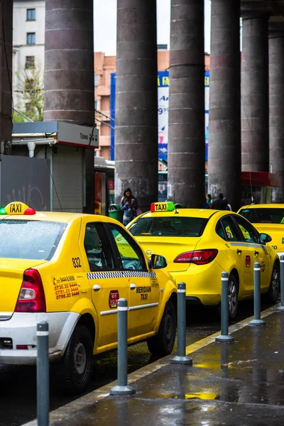 Autó Forgalomban Modern Városi Taxi Szolgáltatás Taxi Autók Taxiállomáson Fővárosban — Stock Fotó