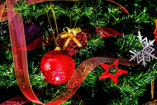 Рождественские Украшения Елке Украшенная Елка Ветка Ели Рождественскими Безделушками — стоковое фото